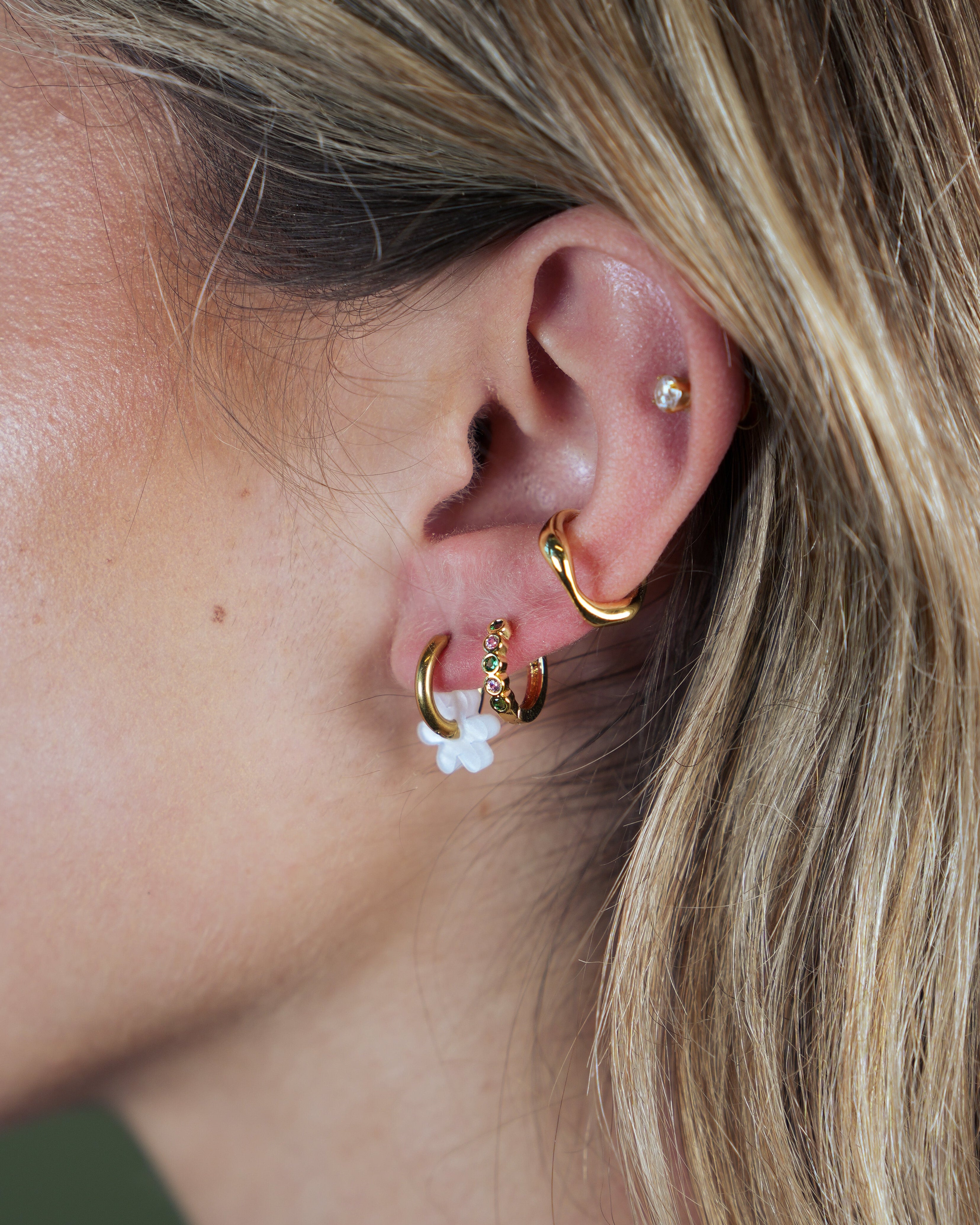 Neeva_Oorbellen_Plated_Modelfoto