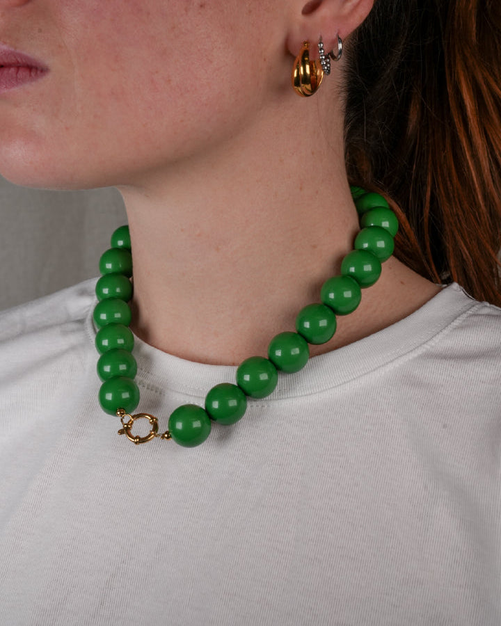 grote grove kralen ketting in groen met een frontclaspsluiting in het goudkleurig
