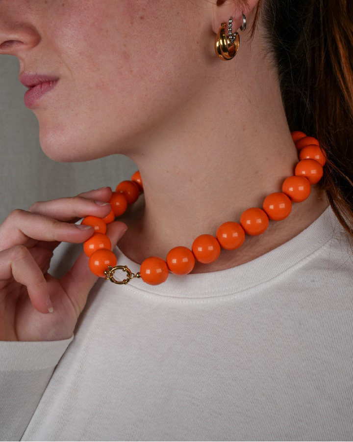 grote grove kralen ketting in  fel oranje met een frontclaspsluiting in het goudkleurig