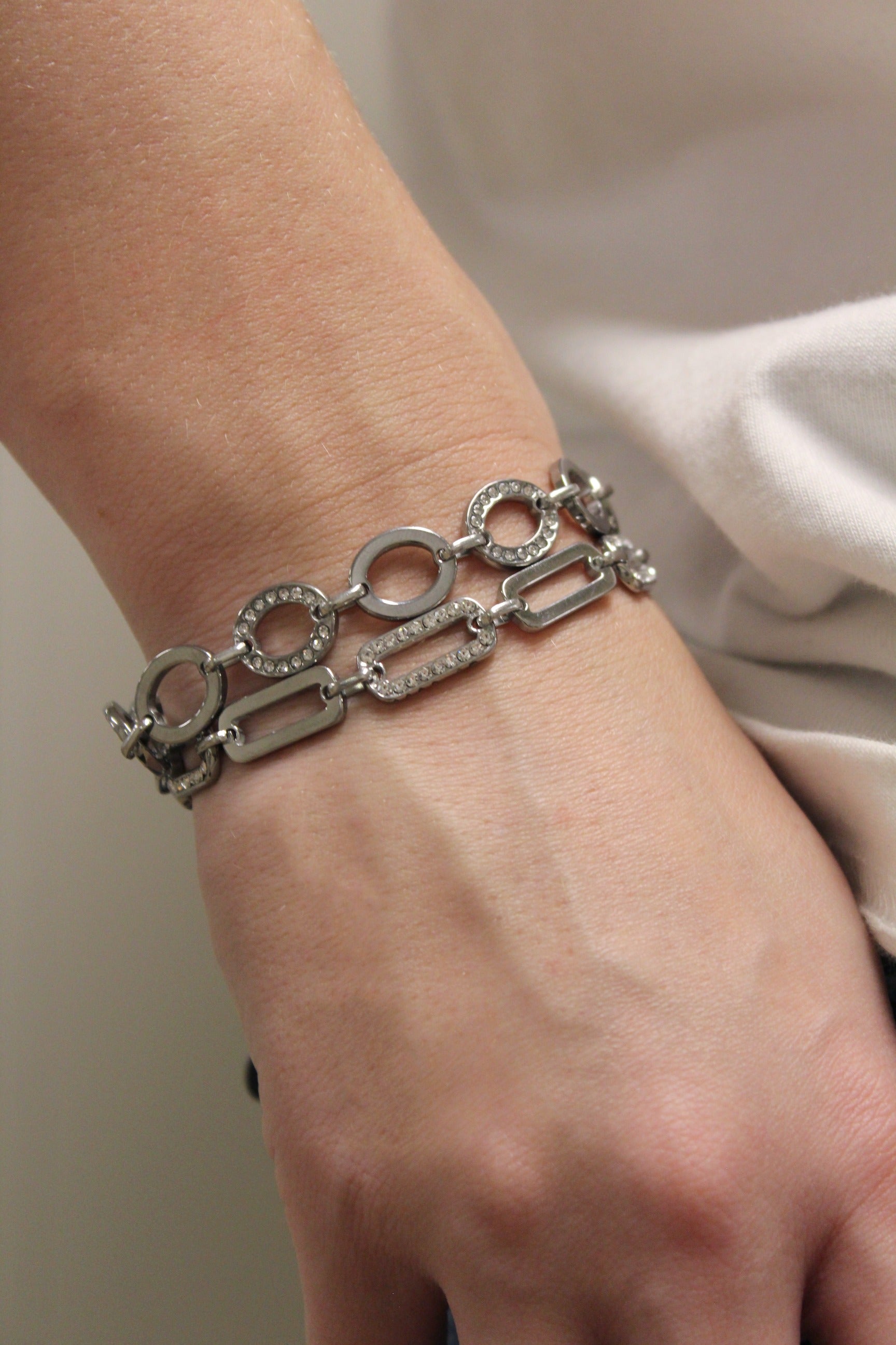 Dames armband met schakelpatroon en glittertjes in het zilverkleurig