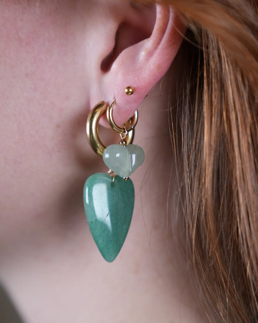 Groene oorbellen van aventurijn natuursteen met een goudkleurige hoop van 2 cm